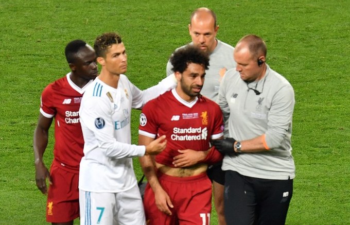 Salah rơi nước mắt khi rời sân sớm ở chung kết Champions League